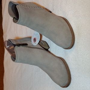 Blonde suede Nina booties